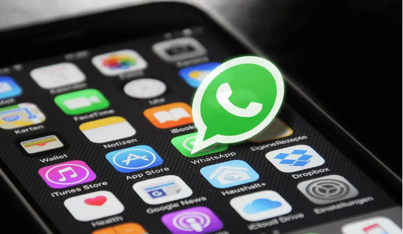 WhatsApp quita la última conexión y 'en línea'. Las redes sociales explotan con memes por parejas tóxicas