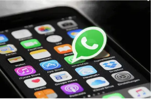 WhatsApp quita la última conexión y 'en línea'. Las redes sociales explotan con memes por parejas tóxicas