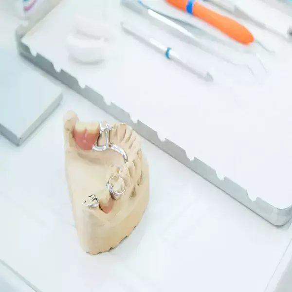 limpiar correctamente una prótesis dental