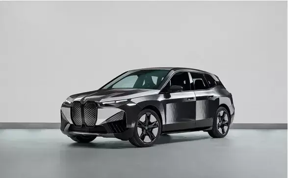 BMW iX Flow concept car cambia color