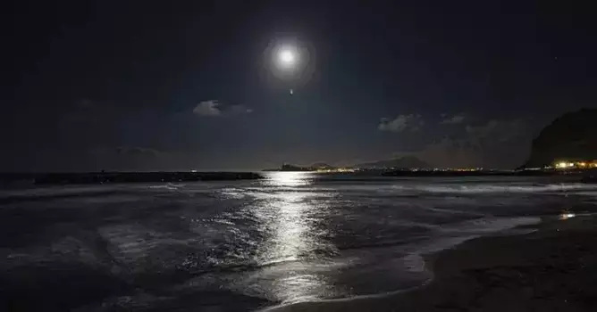 cuál es la relación entre la Luna y las mareas terrestres