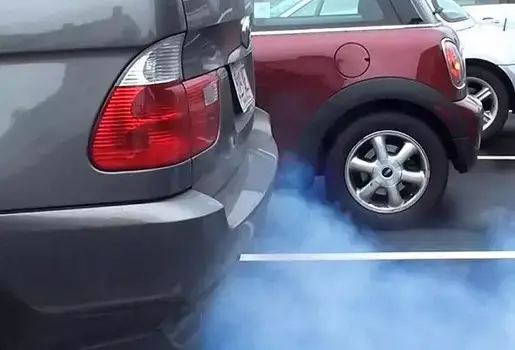 por qué sale humo azul de mi coche