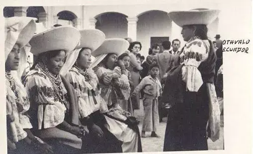 Traje típico de hombres y mujeres de Otavalo