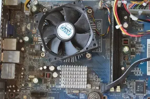 limpiar el ventilador de una computadora portátil sin aire comprimido