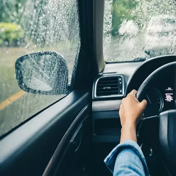 conducir bajo la lluvia